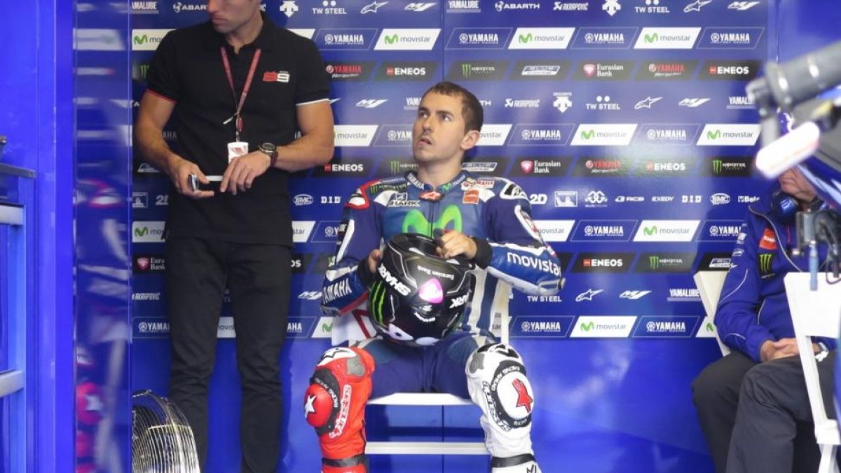 Jorge Lorenzo se prepara en su 'box' de Le Mans para el último entrenamiento, este sábado.-E,ILIO PÉREZ DE ROZAS