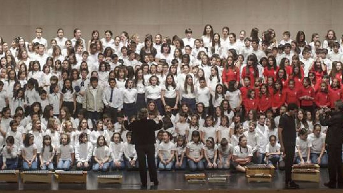 El escenario del Fórum se quedó pequeño el año pasado para acoger a los 500 coralistas que intervinieron.-Santi Otero