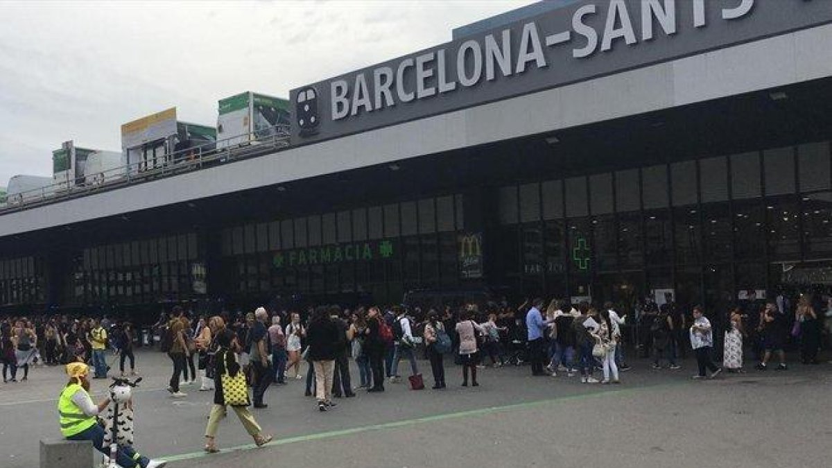 200 personas bloquean la estación de Sants, el 14 de octubre.-ANGEL GARCIA