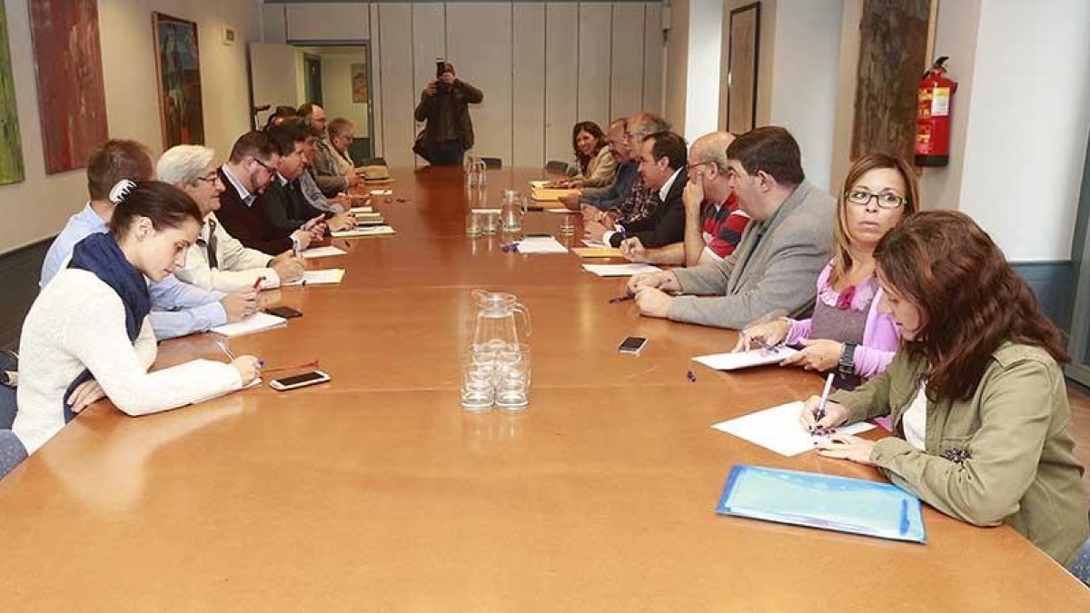 Imagen de la reunión celebrada ayer.-RAÚL G. OCHOA