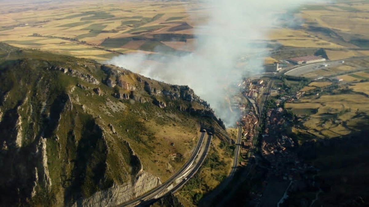 Vista aérea del incendio. @naturalezacyl