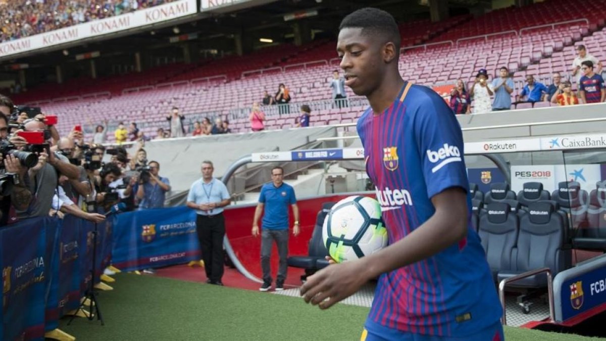 Ousmane Dembélé salta al Camp Nou, tras su presentación-JORDI COTRINA