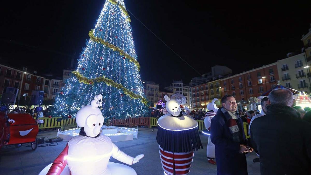 La Plaza Mayor de la ciudad cuenta con dos elementos, un árbol y un regalo por el que se puede pasar por dentro.-RAÚL G. OCHOA