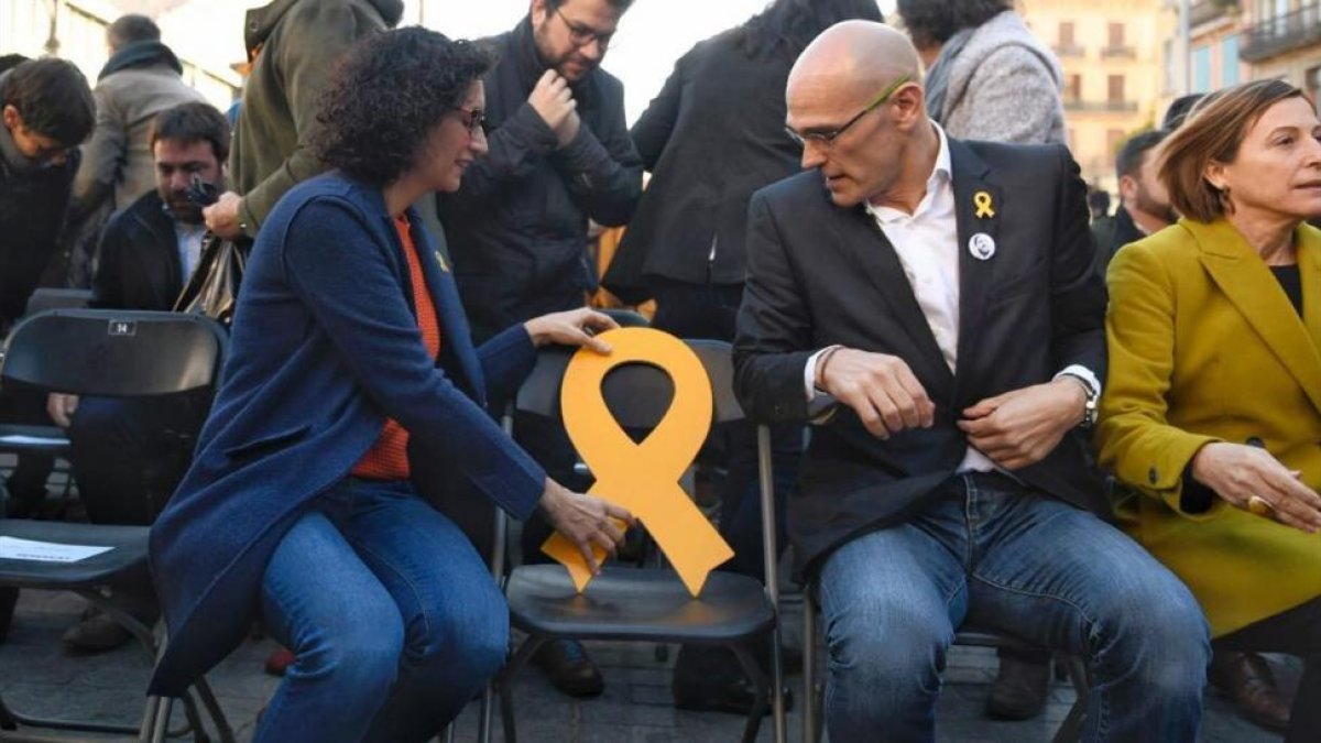 Acto de campaña de ERC con la presencia de Marta Rovira y Raül Romeva, que depositan una lazo amarillo en la silla que debería ocupar Oriol Junqueras.-/ JORDI COTRINA