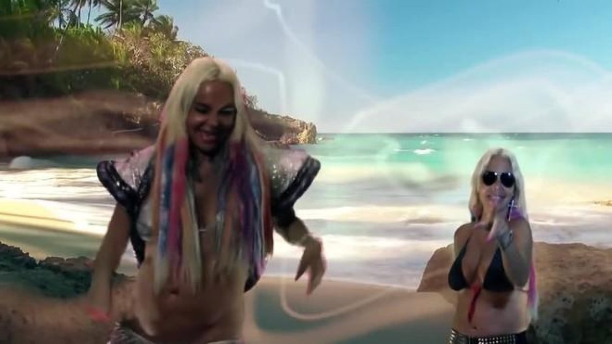 Leticia Sabater baila y canta sobre un fondo que parece estar hecho por un aficionado-YOUTUBE