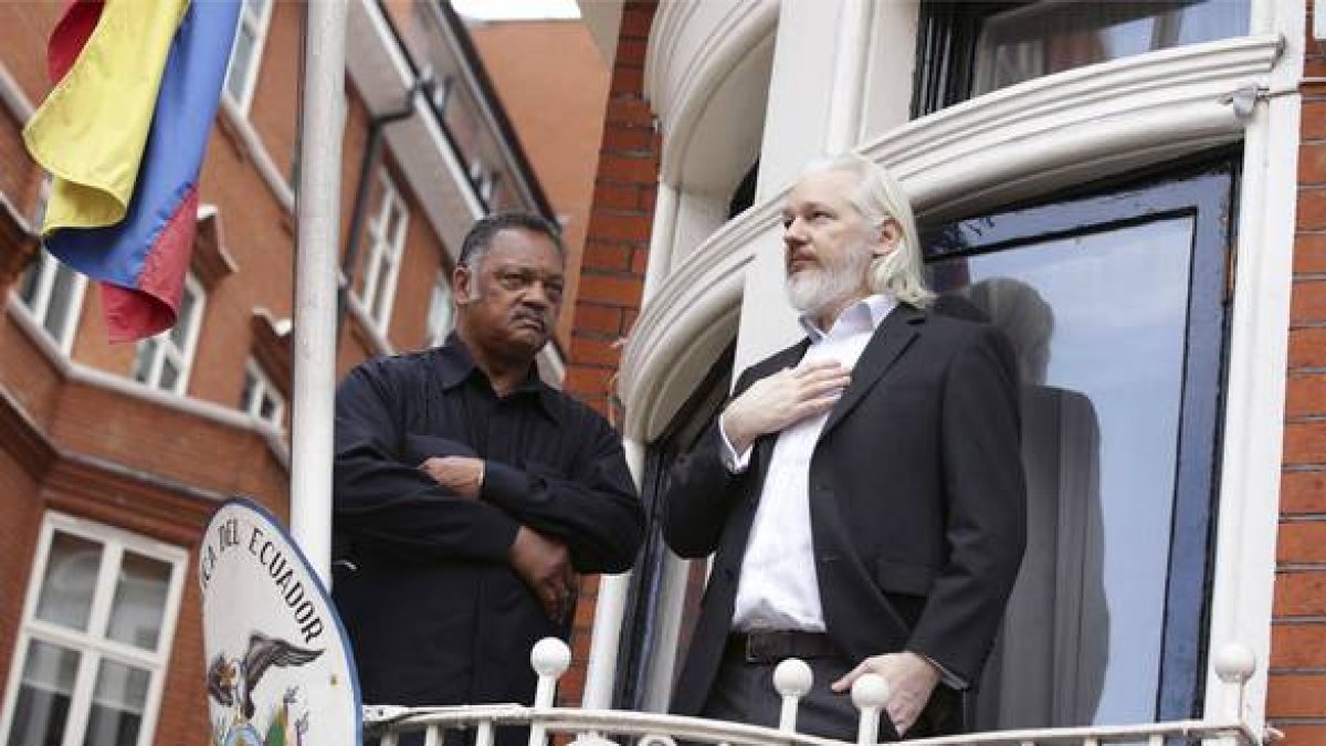 Julian Assange en la embajada de Ecuador en Londres el pasado 21 de agosto.-Foto: AP / YUI MOK
