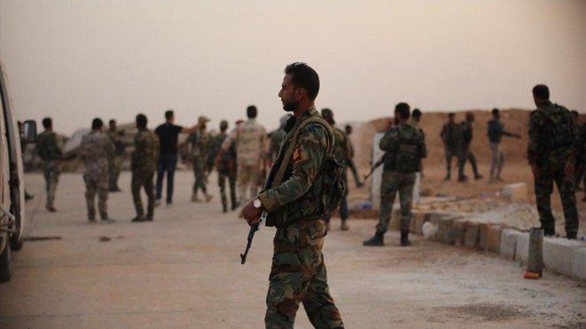 Soldados sirios en la base de Al Tabqa el pasado mesa de octubre.-DPA