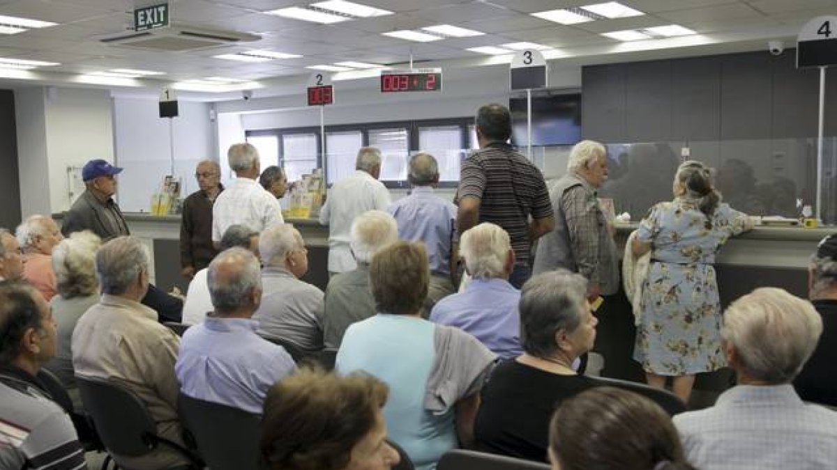 La gente espera en el interior de un banco en Atenas.-Foto:   STRINGER / REUTERS