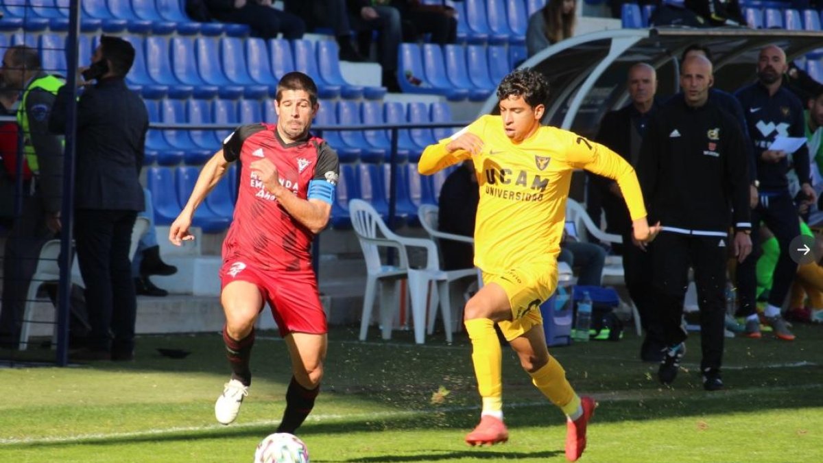 Kijera persigue el balón en un lance del partido disputado ayer en La Condomina.-TWITTER / @UCAMMURCIACF