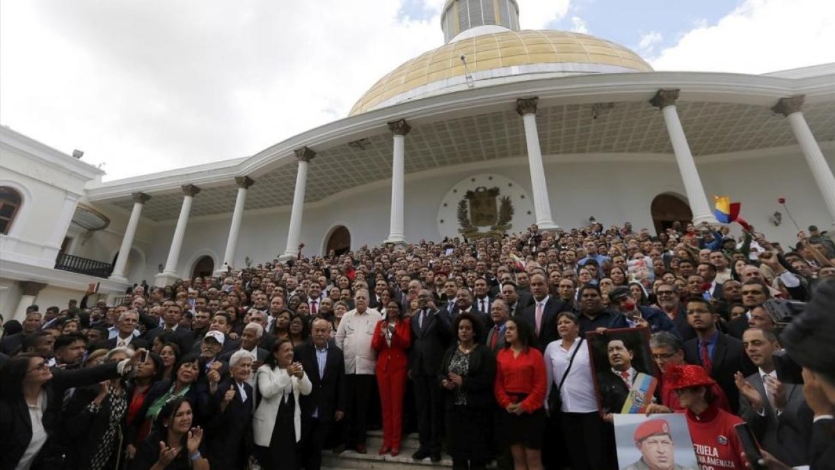 Los miembros de la Asamblea Constituyente posan para la fotografía oficial.-AP / ARIANA CUBILLOS
