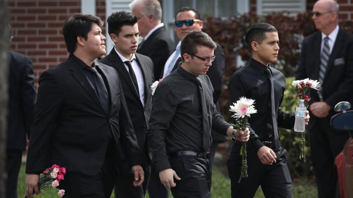 Estudiantes del instituto de Parkland acuden al funeral por su compañera Alaina Petty, de 14 años, una de las víctimas mortales del tiroteo.-AFP / JOE RAEDLE