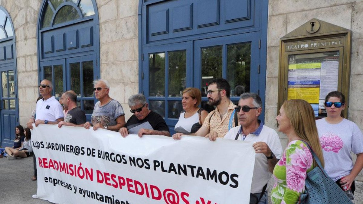 Los trabajadores durante la concentración en la Plaza del Cid.-ISRAEL L. MURILLO