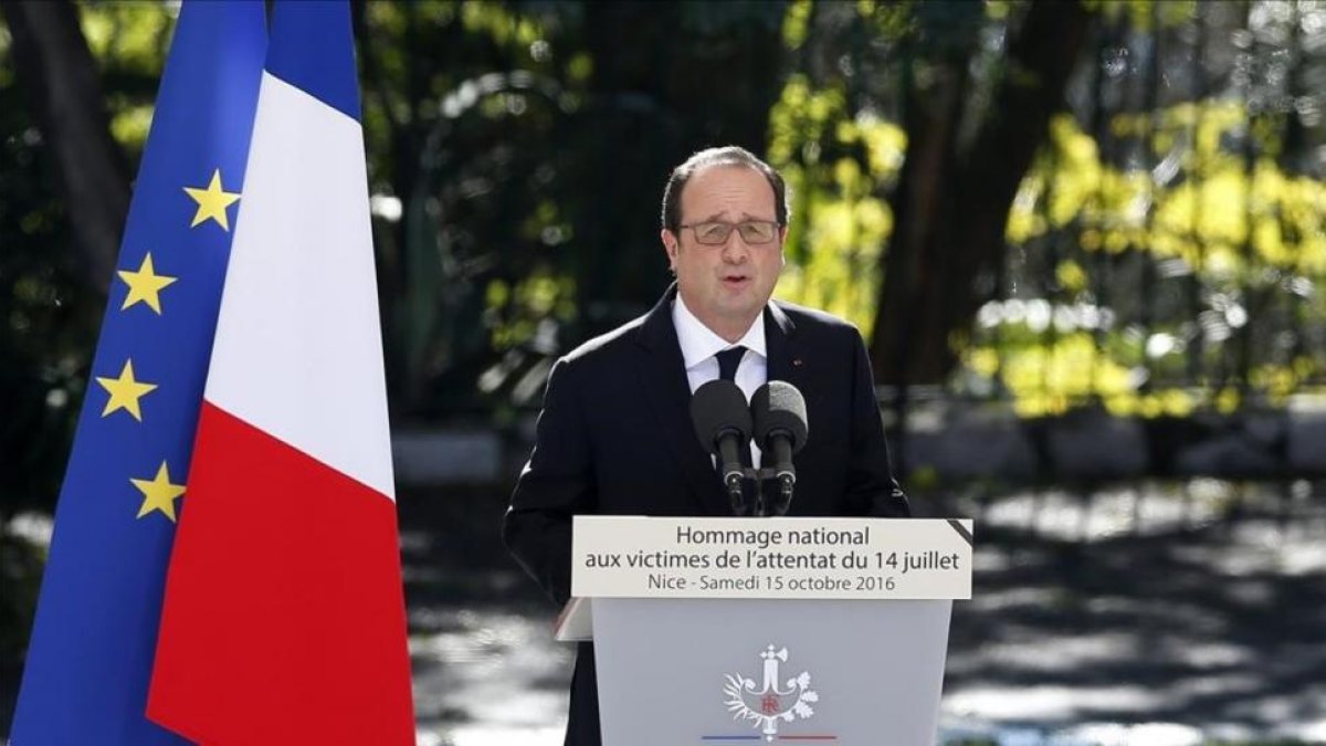 Hollande, durante su discurso en la ceremonia de homenaje a las víctimas del atentado del Paseo de los Ingleses, en Niza, este sábado.-EFE / SEBASTIEN NOGIER