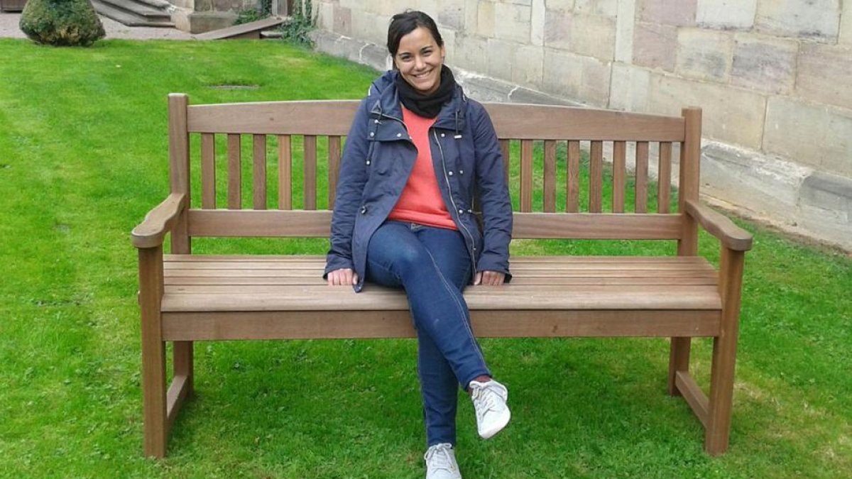 Elena posa junto a un monumento en Postdam-ECB