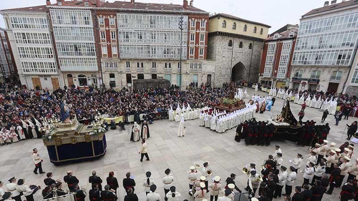 Momento en el que se encuentran las tres imágenes en la plaza del ReySan Fernando.-RAÚL G. OCHOA