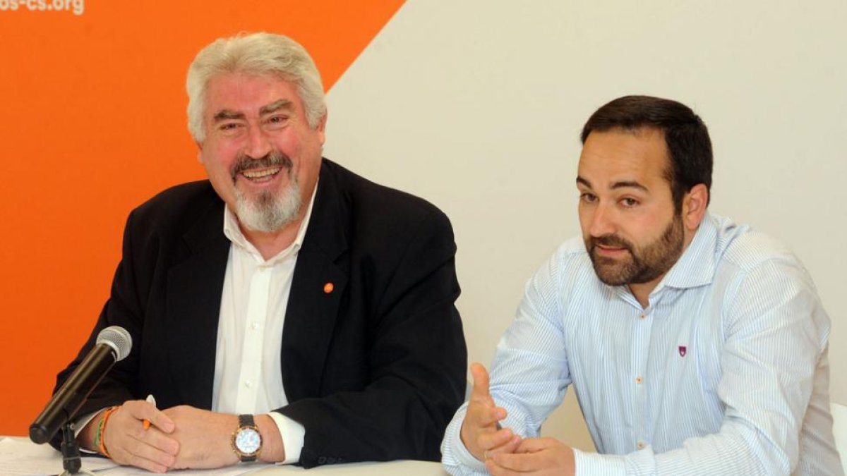 El procurador regional, José Ignacio Delgado (izq.) junto al alcalde espinosiego, Javier Fernández (dch.).-I. L.M.