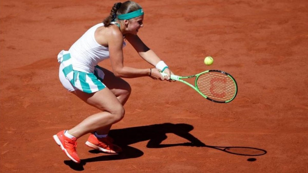 Ostapenko devuelve un revés, en la final de Roland Garros.-CHRISTIAN HARTMANN