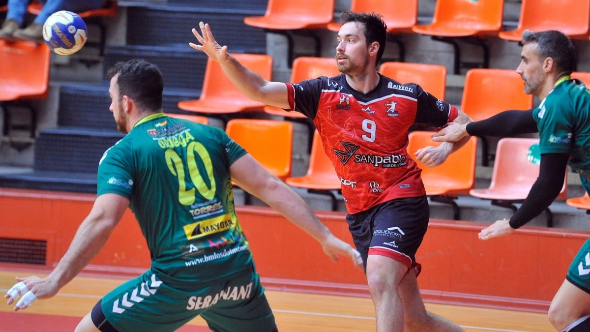 Pinillos busca el pase. TOMÁS ALONSO