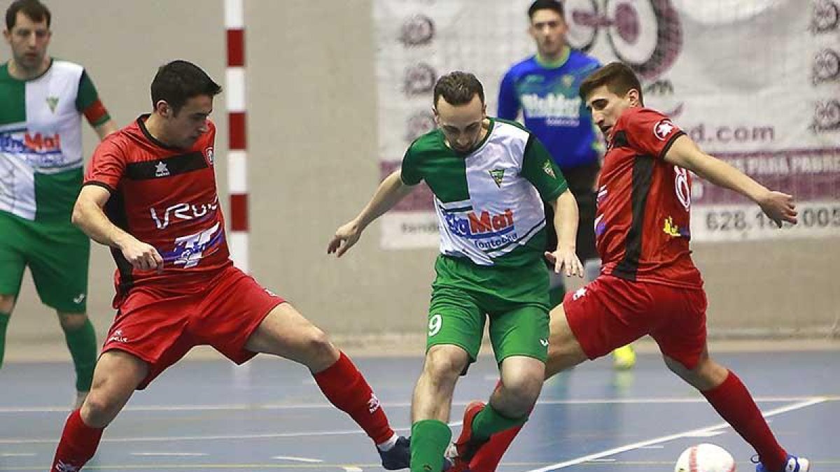 Ercilla trata de avanzar ante la oposición de dos jugadores del Tafatrans-Raúl G. Ochoa