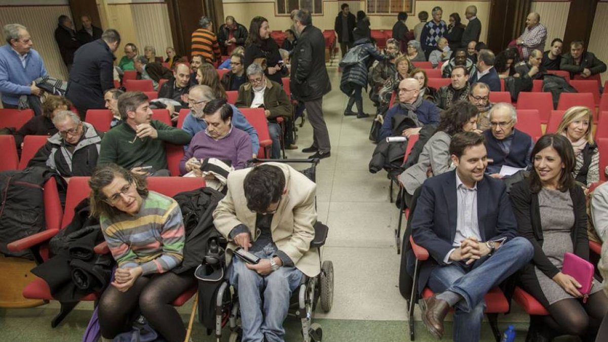 A la derecha, Nuria Barrio y Daniel de la Rosa momentos antes de comenzar la asamblea local.-SANTI OTERO