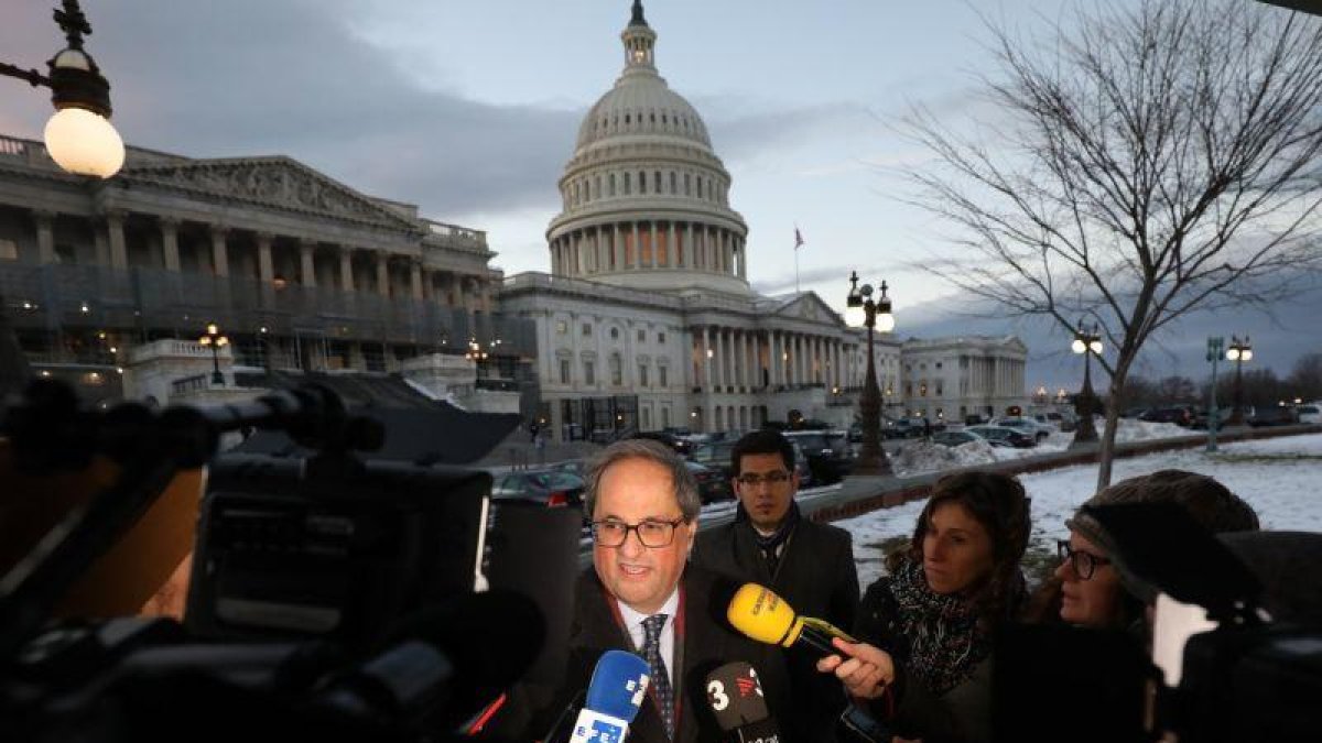 Quim Torra, a las puertas del Capitolio, en Washington.-ACN