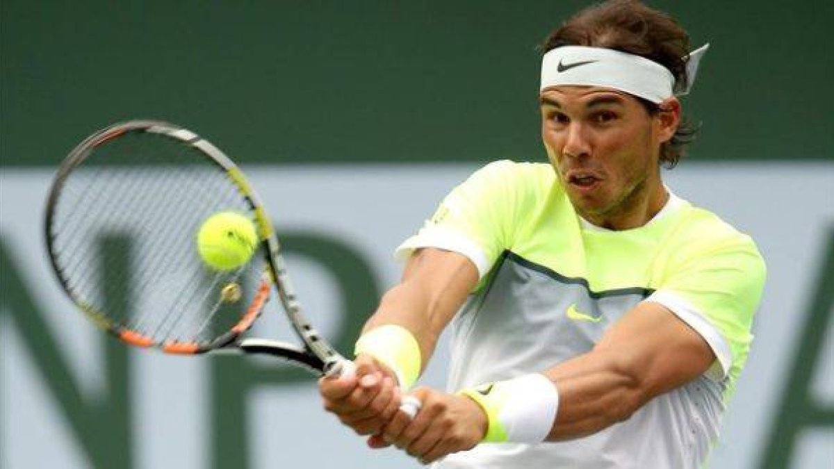 Rafael Nadal devuelve un golpe ante Gilles Simon.-Foto: AFP / MATTHEW STOCKMAN
