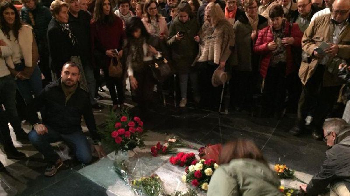 Los franquistas que han acudido a la misa de este domingo en el Valle de los Caídos se arremolinaban en torno a la tumba de Franco, en la trasera del altar de la basílica. Agentes de la Guardia Civil han tenido que intervenir al mediodía de este domingo e-J.J.F.