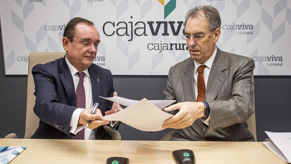 Sobremonte y Benavente se intercambian los documentos del acuerdo.-SANTI OTERO
