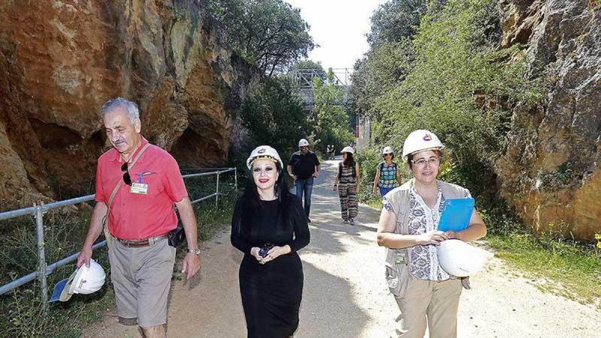 La conocida artista participó en la excavación en el año 98 y ayer volvió a pisar el yacimiento.-RAÚL OCHOA