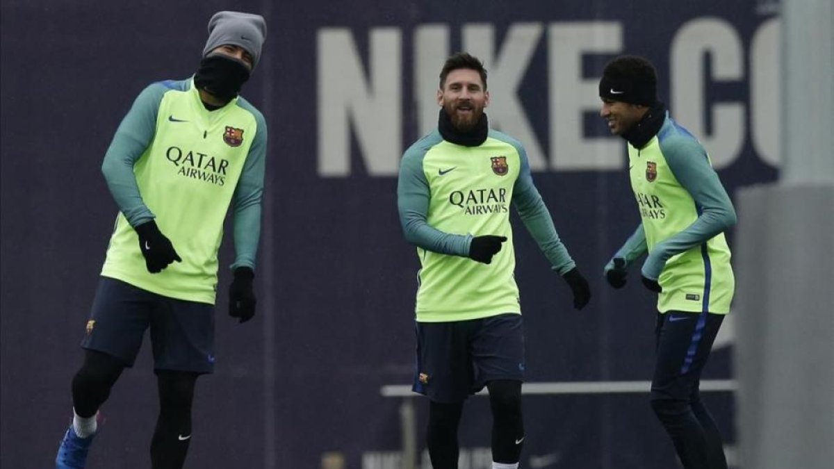 El tridente prepara el duelo contra la Real Sociedad para la vuelta de los cuertos de la Copa.-AP / MANU FERNANDEZ