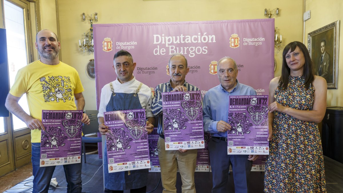 Diego Serrano, Nacho Rojo, Ramiro Ibáñez, David Segura y Virginia Fuente, durante la presentación del Demanda Folk. SANTI OTERO