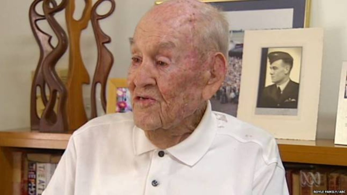 El aviador australiano, Paul Royle, en una entrevista concedida a la cadena ABC por el 70 aniversario de su huída del campo de concentración nazi junto a 75 hombres más.-Foto: AUSTRALIAN BROADCASTING CORP.