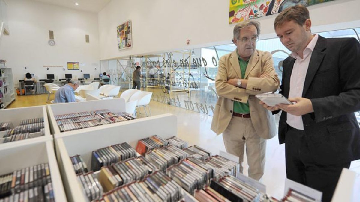 Juan Carlos Pérez, director de la red de bibliotecas municipales, con Javier Lacalle, alcalde Burgos, durante su visita ayer a la Miguel de Cervantes.-ISRAEL L. MURILLO