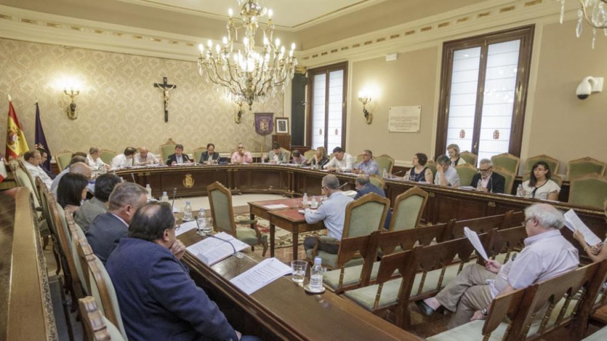 Todos los grupos mostraron su acuerdo contra una medida que entienden que merma los derechos del ciudadano rural.-S. O.
