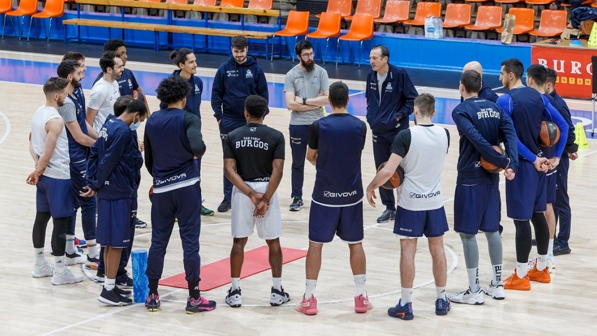 Salva Maldonado haba con sus jugadores en un entrenamiento. SANTI OTERO
