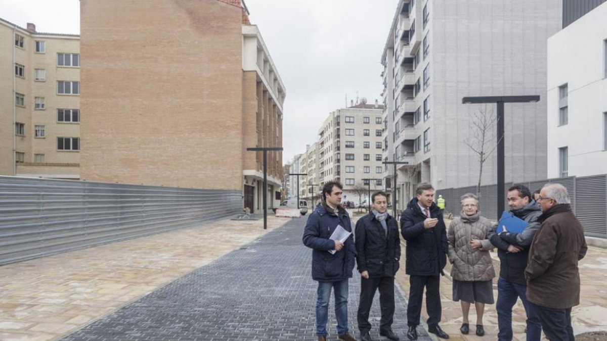 Responsables municipales y de la congregación visitaron la nueva calle.-ISRAEL L. MURILLO
