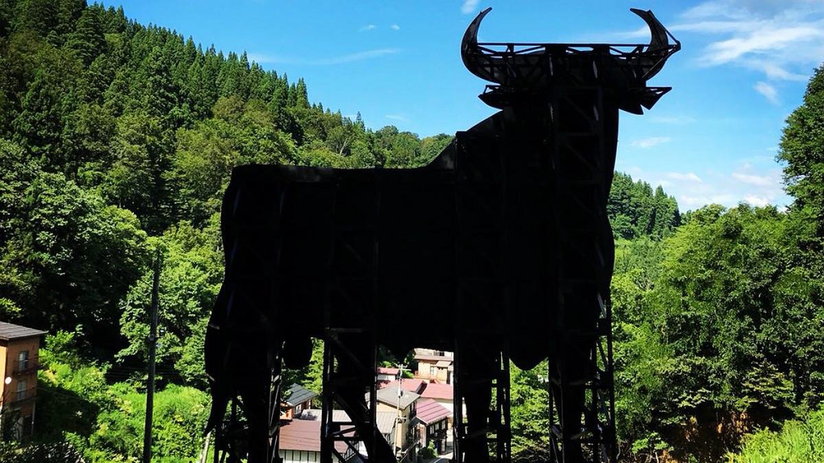 El toro de Osborne construido en Japón por Santiago Sierra /-FLY ME TO THE MOON