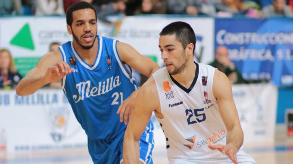 Álex López supera a Alfredo Ott en un lance del partido disputado ayer en Melilla.-MELILLA BALONCESTO