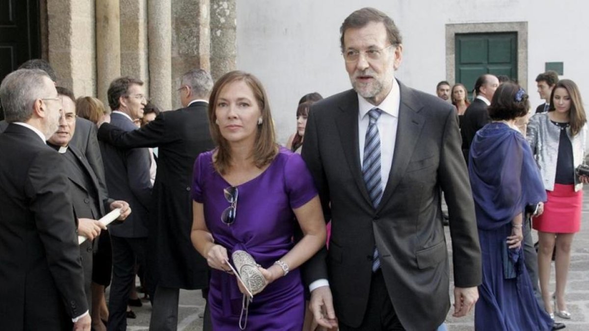 Mariano Rajoy y su esposa, Elvira Fernández, a la salida de la iglesia de Santa María del Sar, en Santiago, tras una boda.-/ EFE