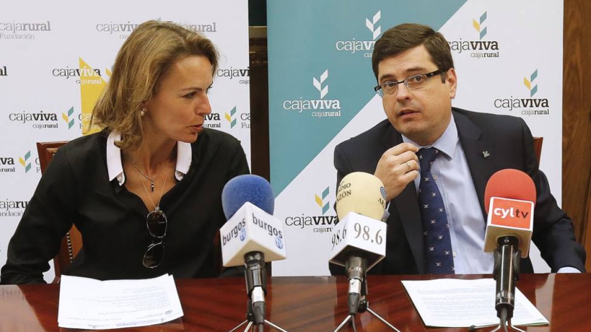 Lorena de laFuente (SMD) y Francisco Javier García (Cajaviva), ayer.-RAÚL OCHOA