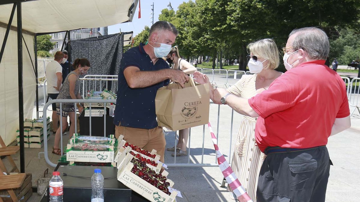 Una pareja compra unas cajas de cerezas, ayer, en el paseo de la Sierra de Atapuerca. RAÚL G. OCHOA
