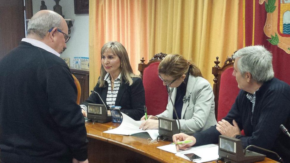 Imagen de la entrega de llaves que se realizó ayer en el Salón de Plenos.-L. V.