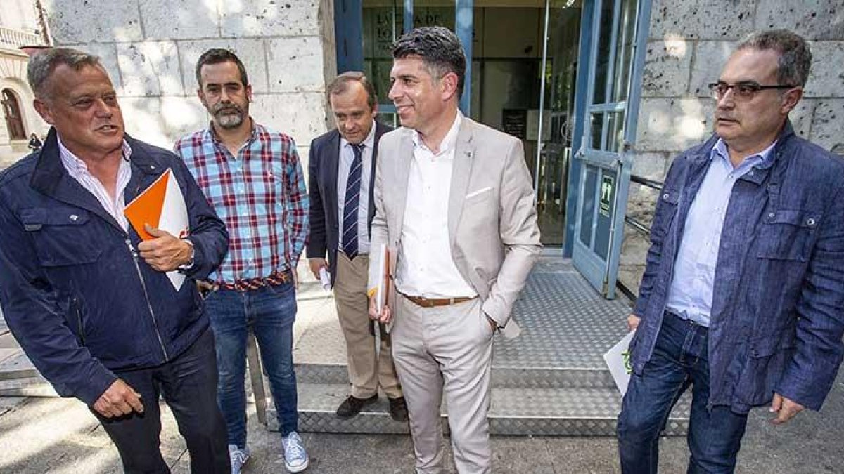 Marañón, en el centro, rodeado del equipo de Vox y el portavoz de Cs en la Diputación y responsable de los pactos.-SANTI OTERO