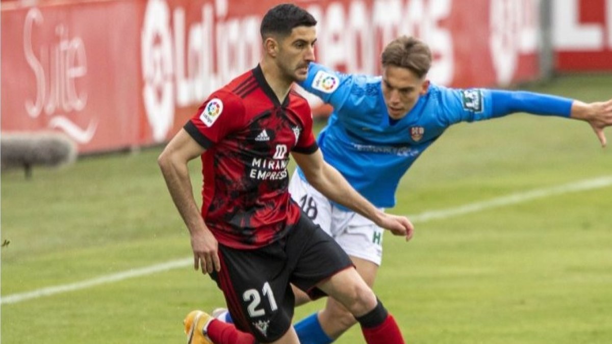 Letic conduce el balón. LALIGA