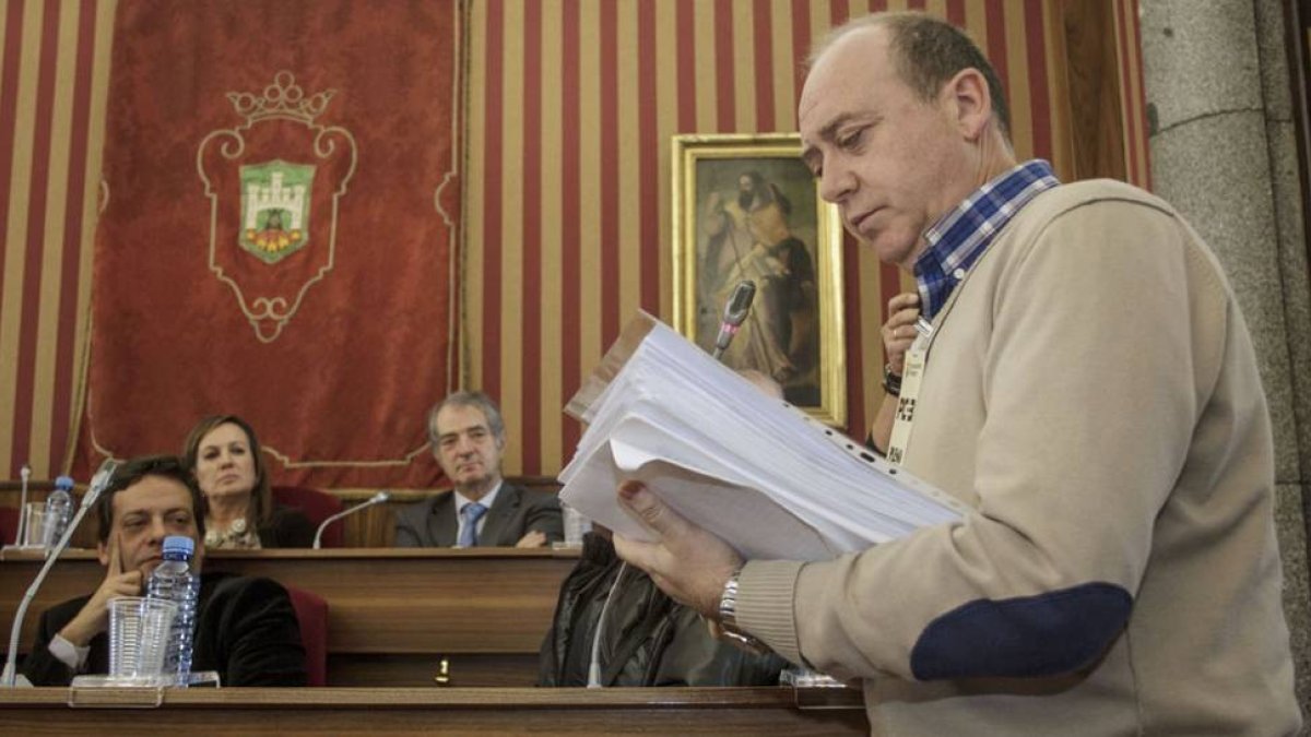 La plataforma contra la especulación entregó 6.000 firmas contra las obras de la plaza de toros.-SANTI OTERO