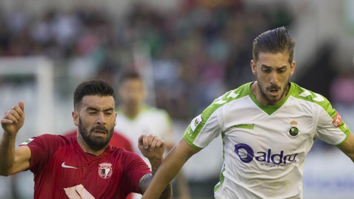 Adrián persigue un balón.-CELEDONIO MARTÍNEZ / EL DIARIO MOTAÑÉS