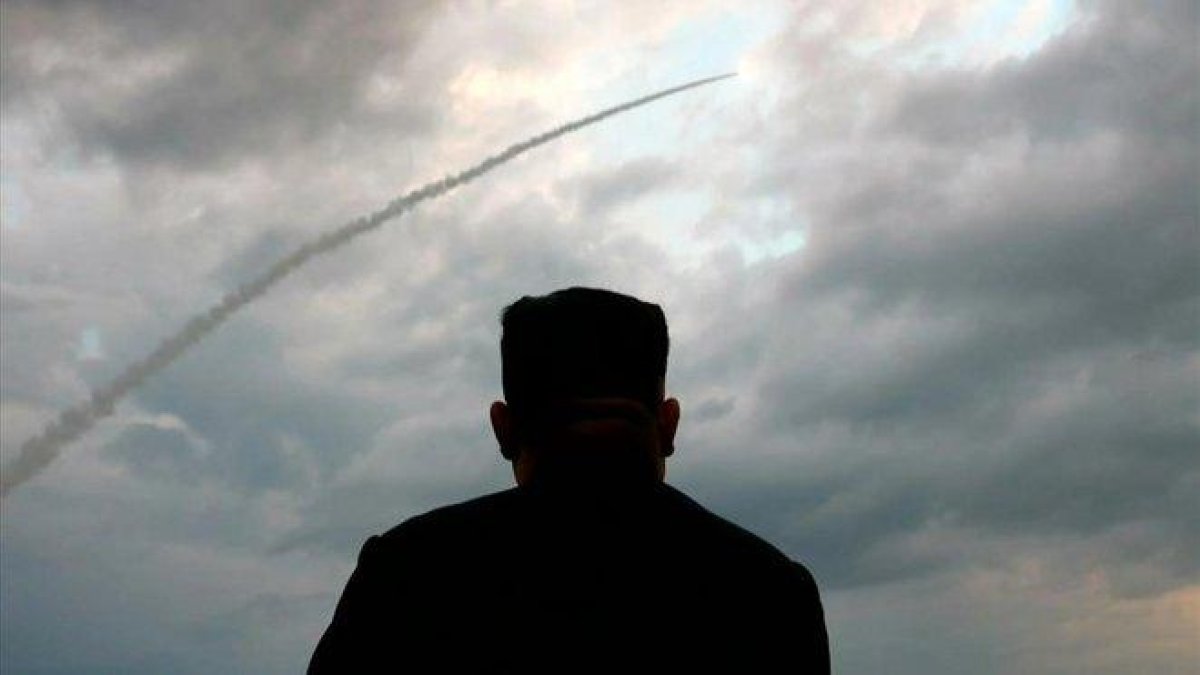 Kim Jong un observa el lanzamient de los misiles de corto alcance.-AFP
