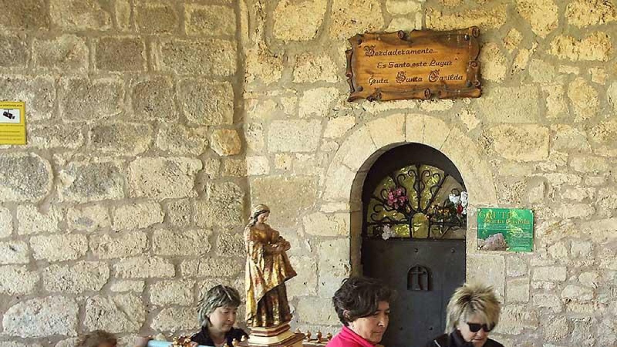 La patrona desfiló un año más en compañía de sus fieles.-G.G.