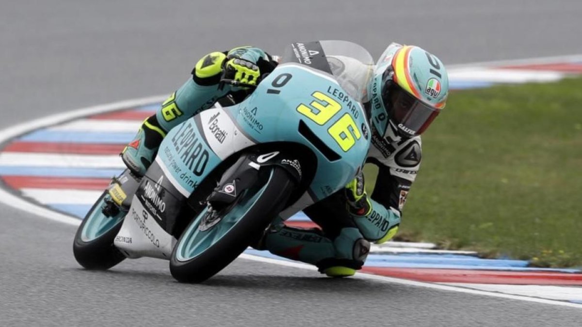 Joan Mir (Honda), en su última vuelta triunfal de hoy en Brno.-AP / PETR DAVID JOSEK