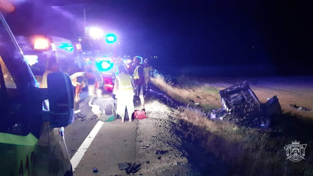 Accidente en la N-627, en el cruce hacia Fuente Urbel, en Basconcillos del Tozo. BOMBEROS DE BURGOS